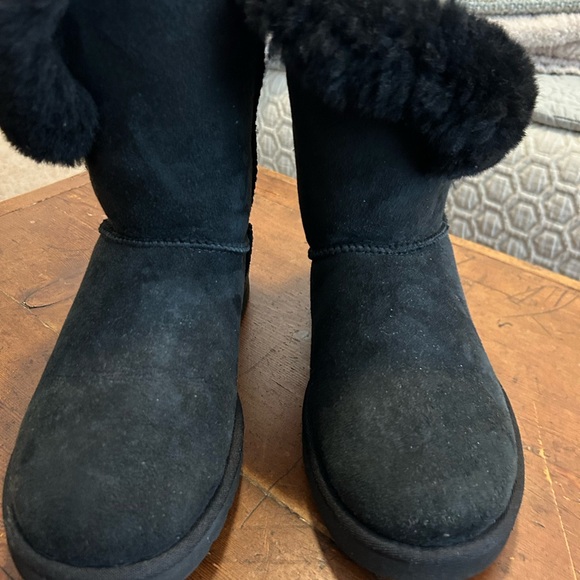Size 8, black Bailey Button Ugg Boots - Picture 4 of 7